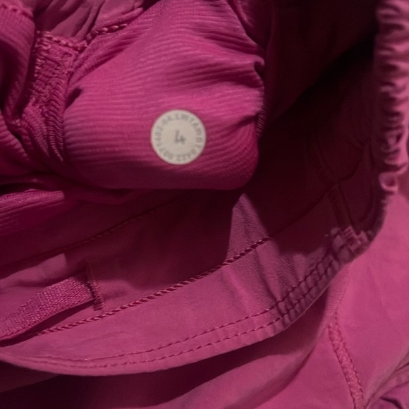 Lululemon Hotty Hot Short II Long 4" in Ripened Raspberry Sz 4 - Picture 2 of 7